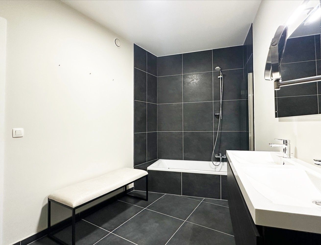 Modern appartement met 2 slaapkamers, aangenaam terras & autostaanplaats in Lier! foto 10