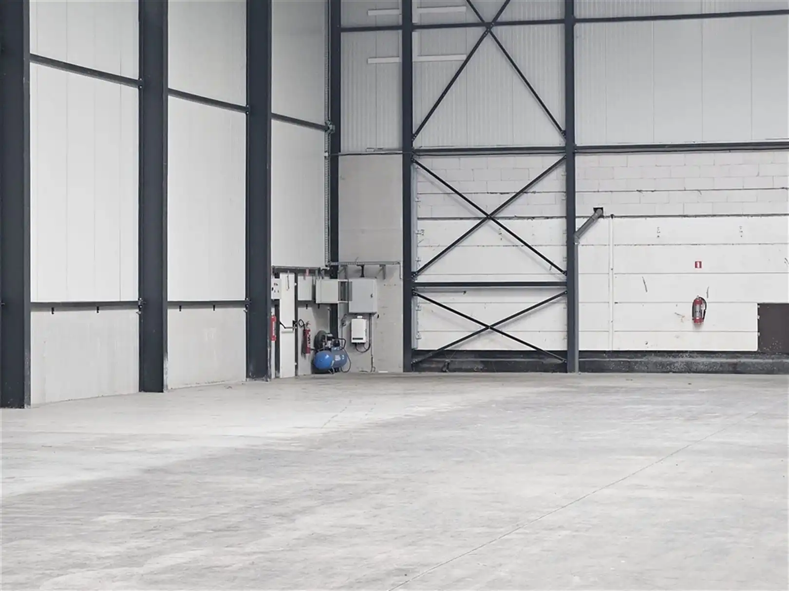 Recent magazijn met laad-en loskades foto 6