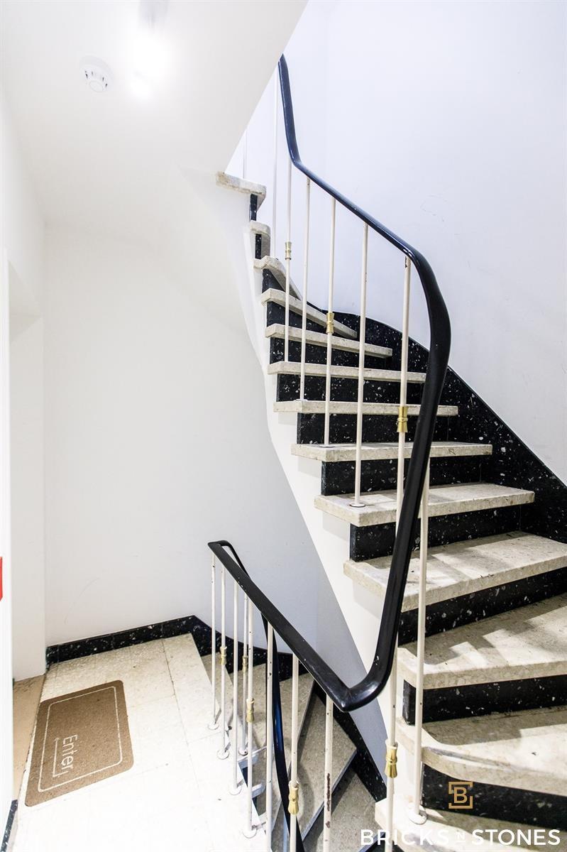 Vernieuwd appartement met terras foto 3