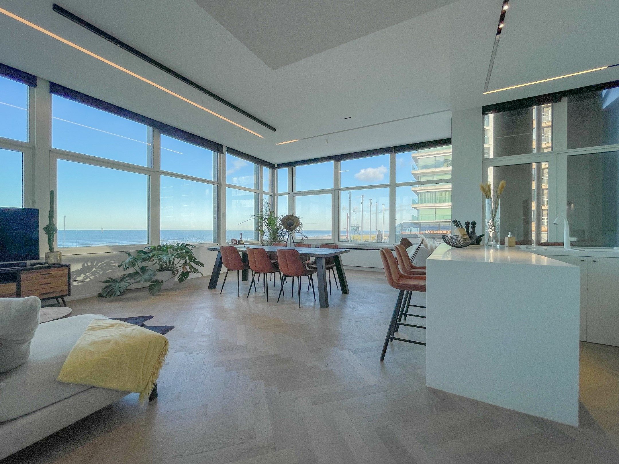 Uitzonderlijk, luxueus afgewerkt hoekappartement met frontaal zeezicht. foto 4