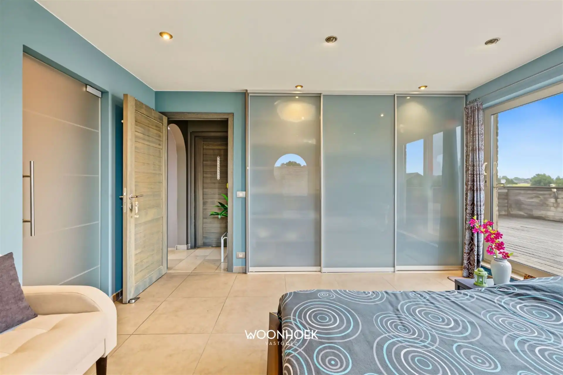 Exclusieve villa met panoramisch uitzicht en magazijn.  foto 16
