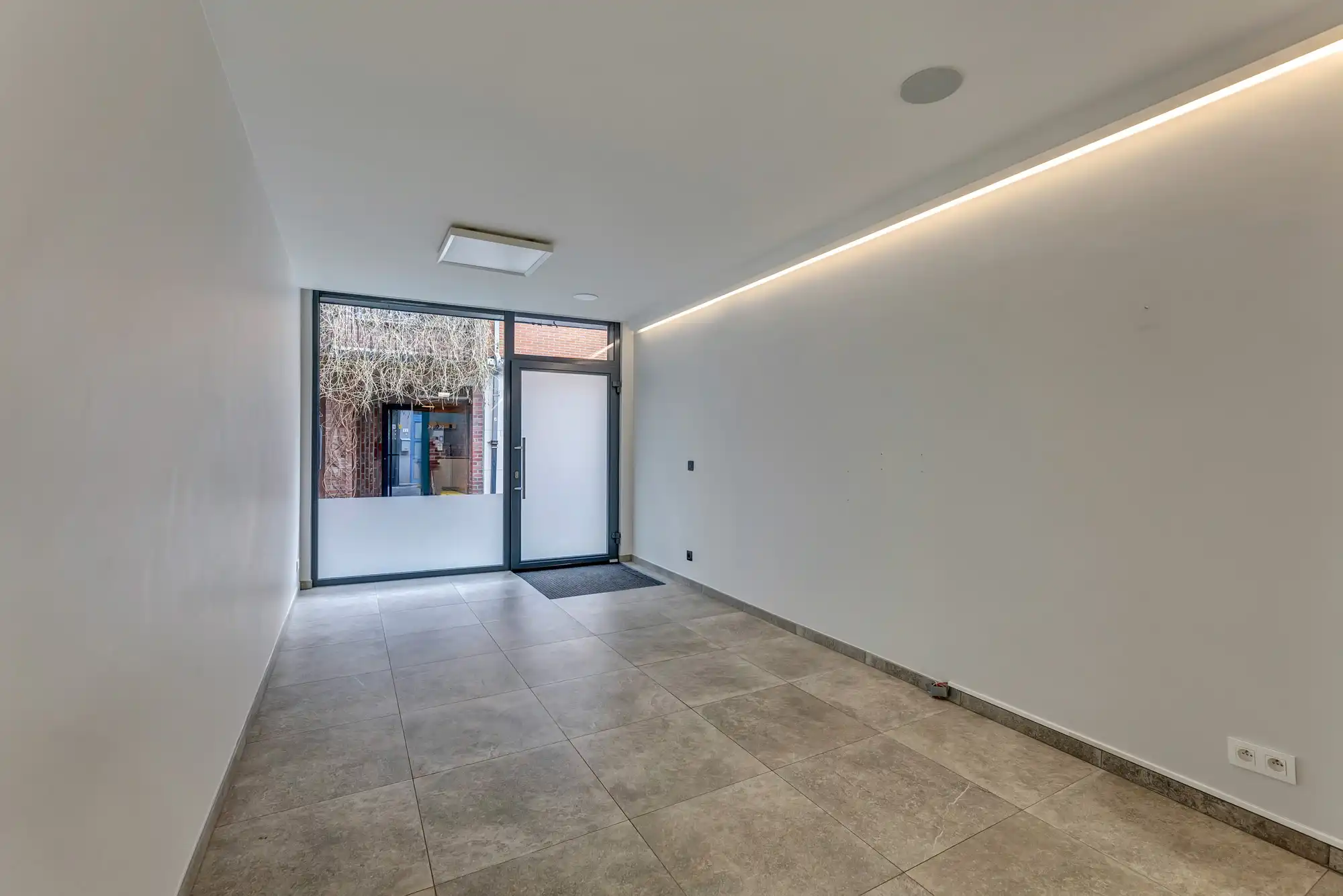 Handelsgelijkvloers in het centrum van Aalst foto {{pictureIndex}}