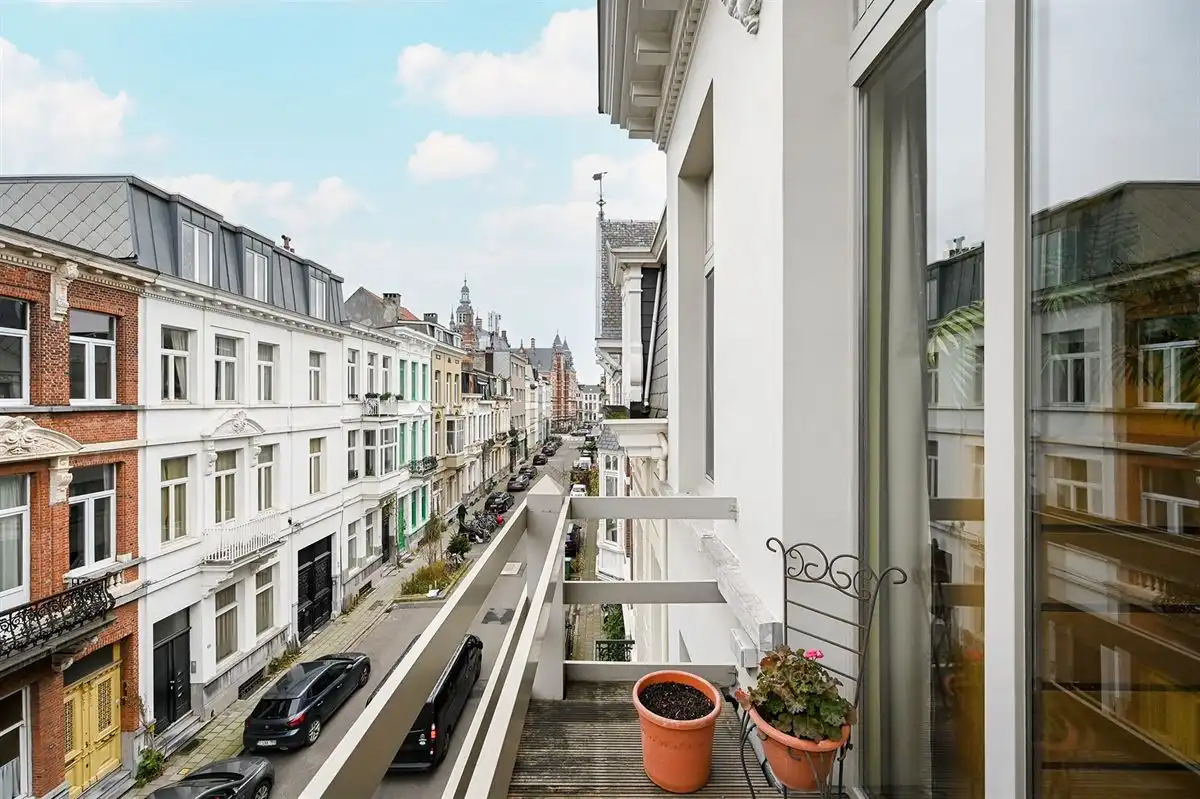 Mooie en gerenoveerde woning in populaire straat te Borgerhout foto 18