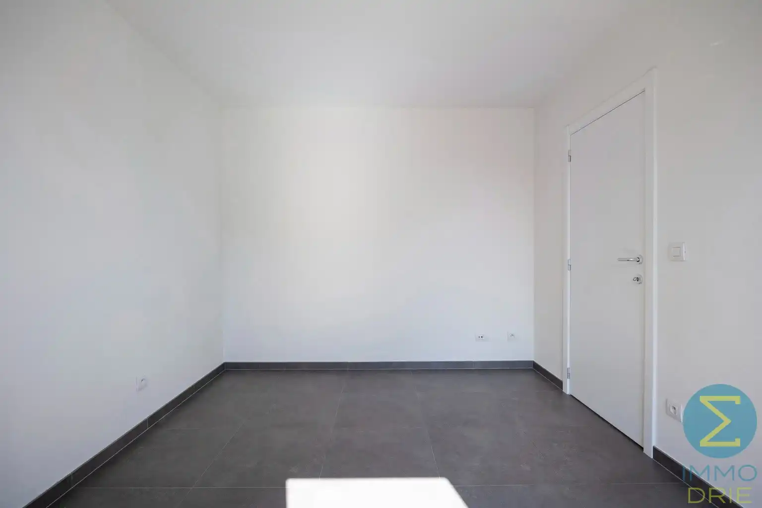 GLVL-appartement met 1 slpk, terras en autostaanplaats foto 9