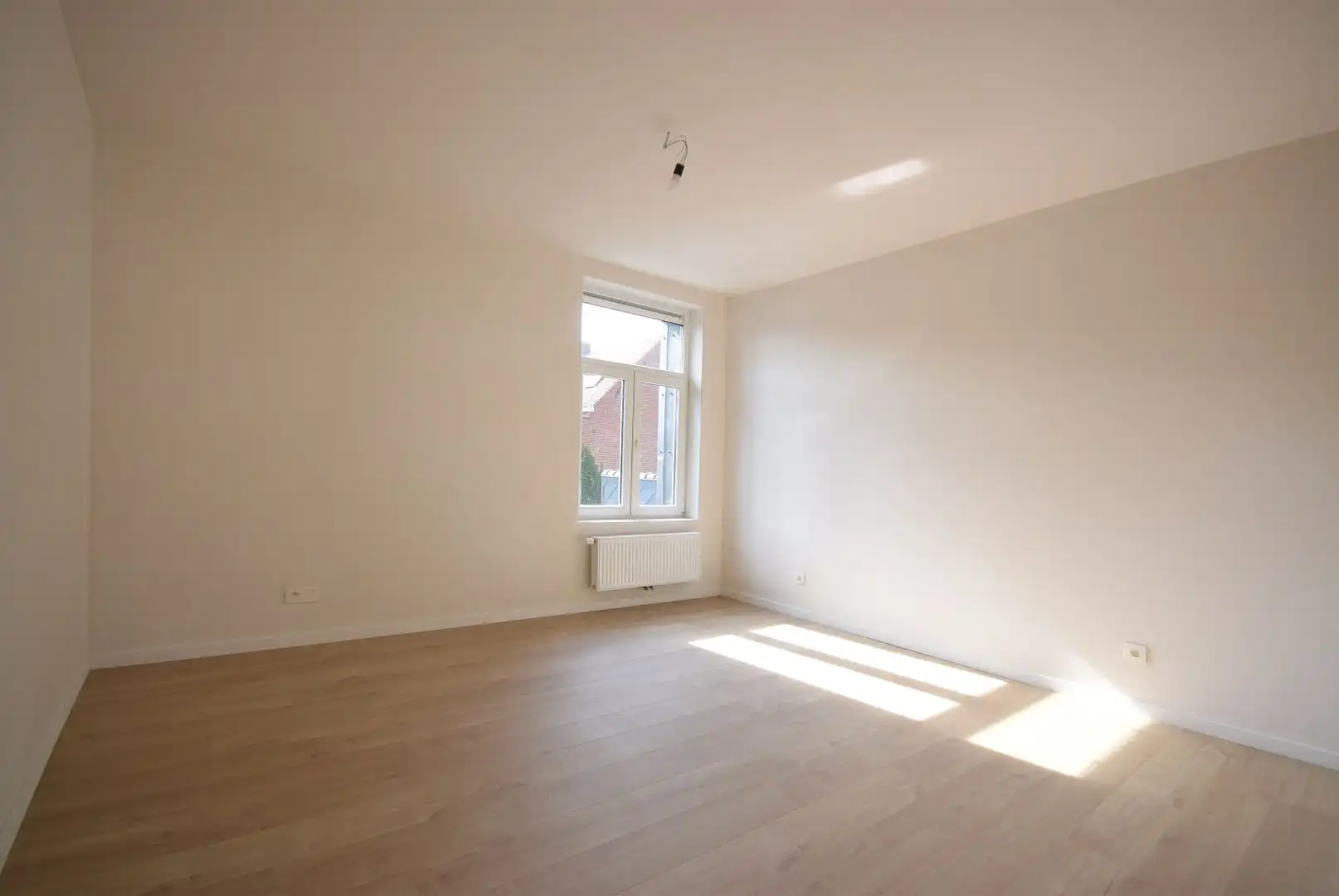 STIJLVOL VOLLEDIG GERENOVEERDE WONING MET STADSTUIN NABIJ HET CENTRUM VAN ROESELARE foto 12