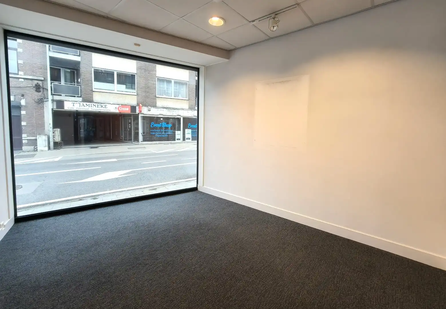 UITSTEKEND GELEGEN HANDELSPAND - MODERN INGERICHT EN INSTAPKLAAR foto 4