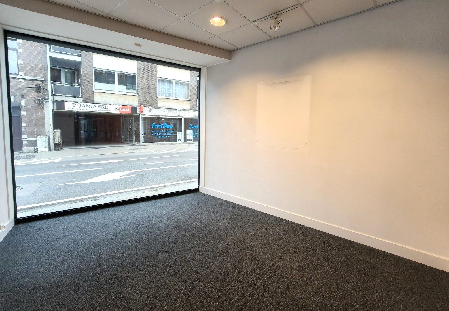 UITSTEKEND GELEGEN HANDELSPAND - MODERN INGERICHT EN INSTAPKLAAR foto 4