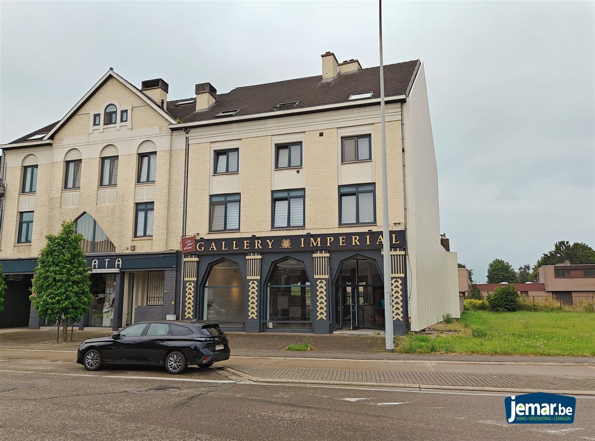 Handelspand met 8 parkeerplaatsen op een zeer zichtbare locatie in Maasmechelen foto 1