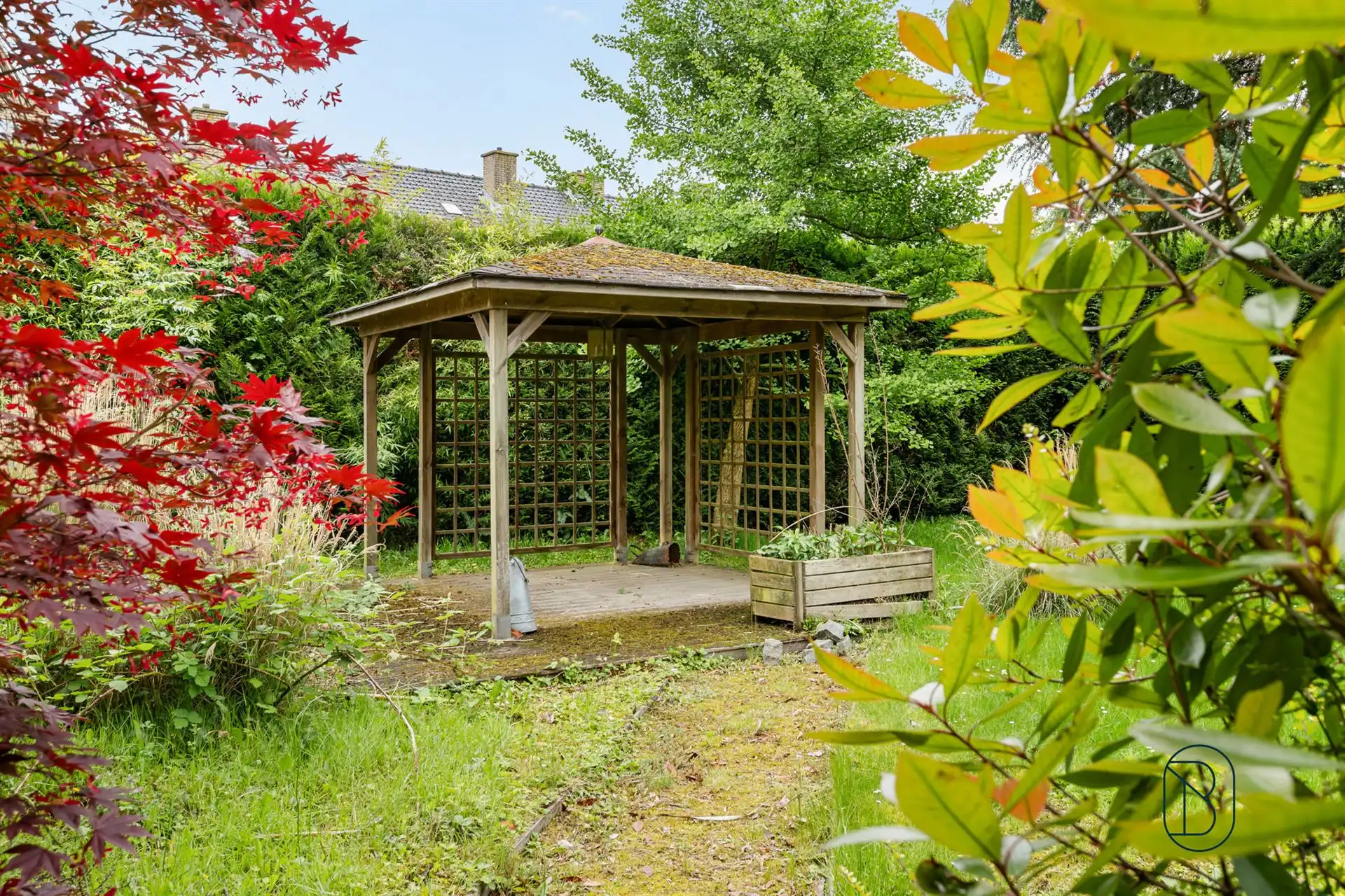 Grote degelijke villa met zonnepanelen en prachtige tuin. foto 9