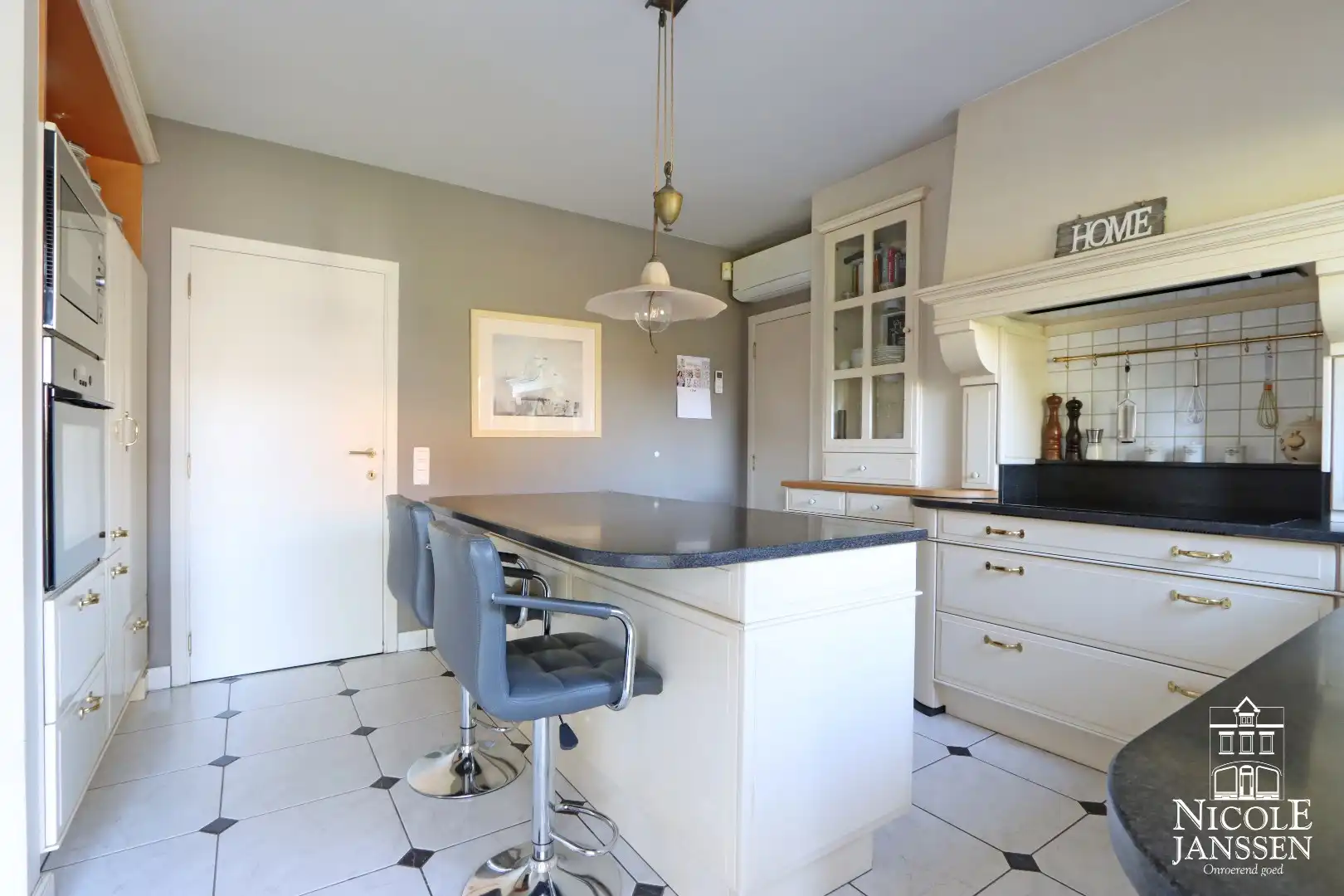 Instapklare woning met ruimte voor praktijk en mooie ingesloten tuin in Bree centrum foto 19