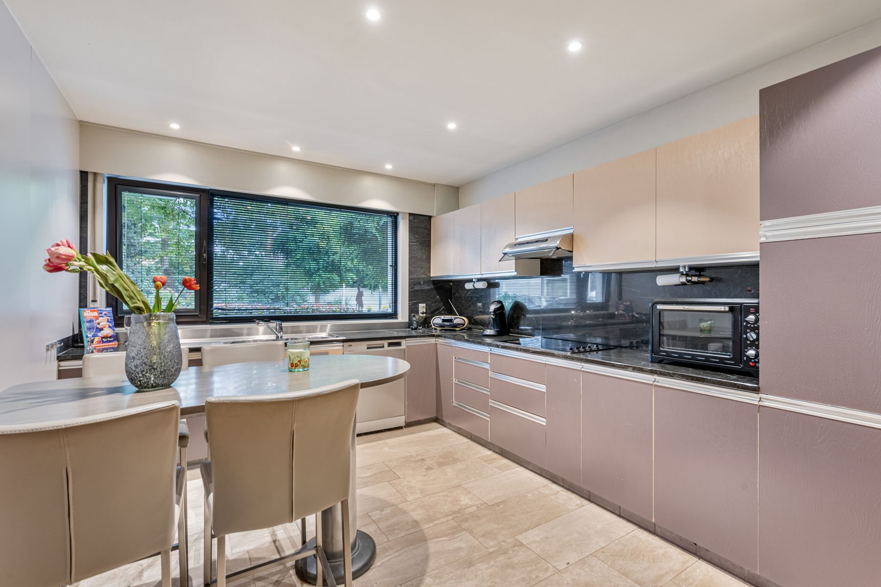 Rustig gelegen, ruime woning met dakterras foto 4