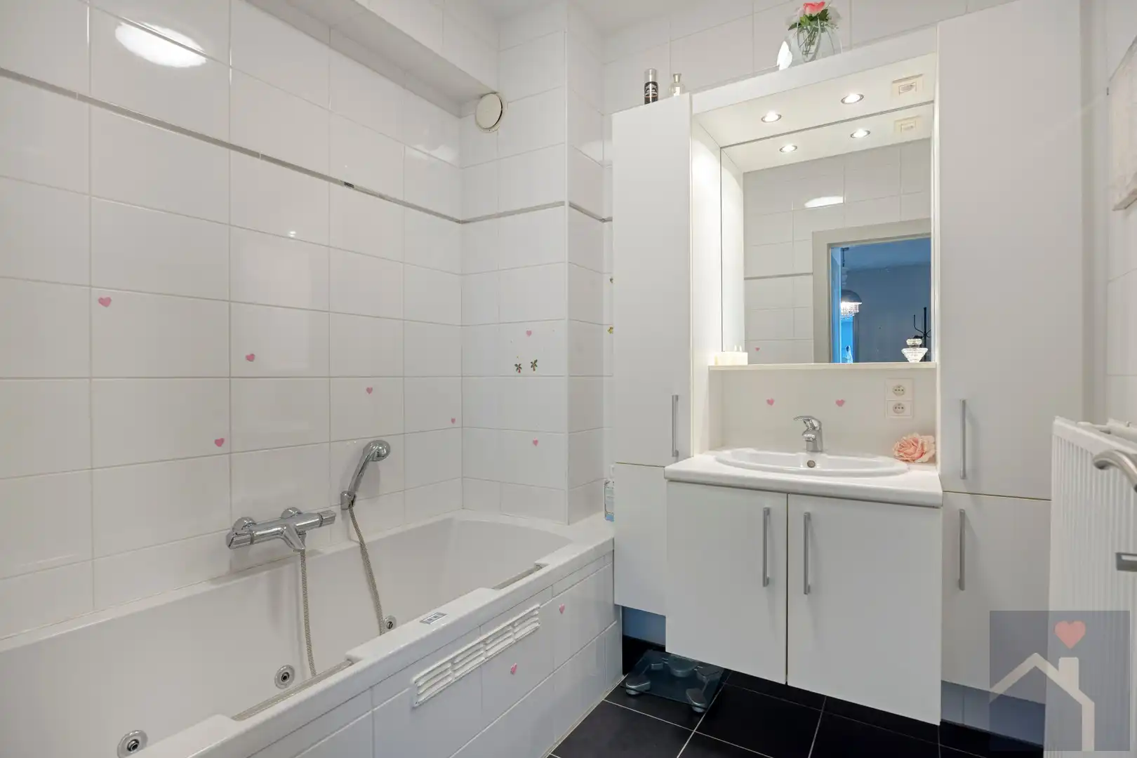 Instapklaar 2-slaapkamerappartement met terras, parking & berging in centrum Overpelt foto 17