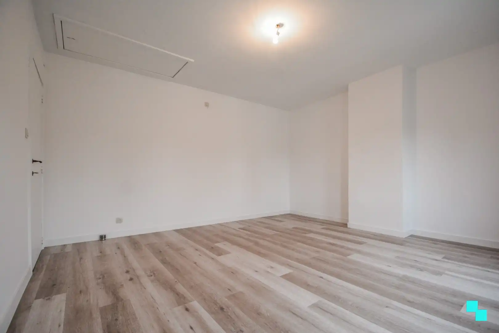 Gerenoveerde woning met twee slaapkamers en ruime garage foto 21