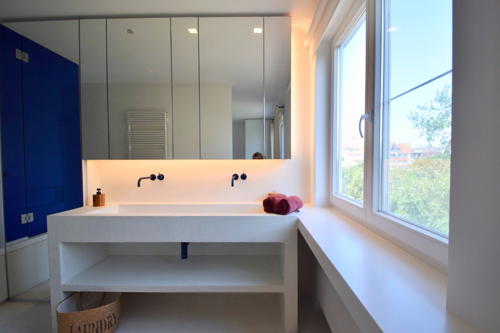 Volledig gerenoveerd hoekappartement in een standingvolle villaresidentie gelegen in het Zoute. foto 21