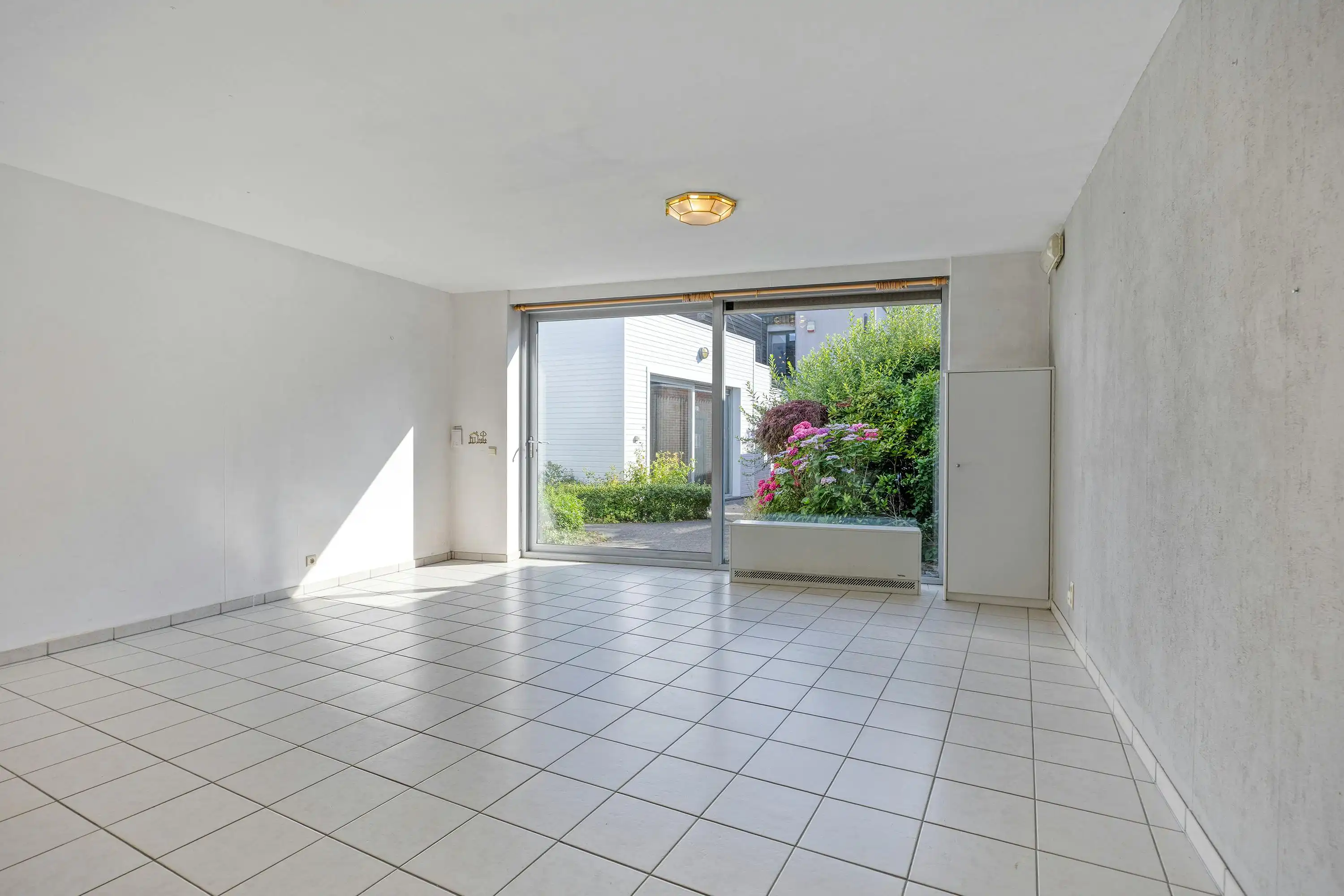 Instapklaar gelijkvloers appartement met gemeenschappelijke tuin en fietsenberging in hartje Kapellen! foto 3