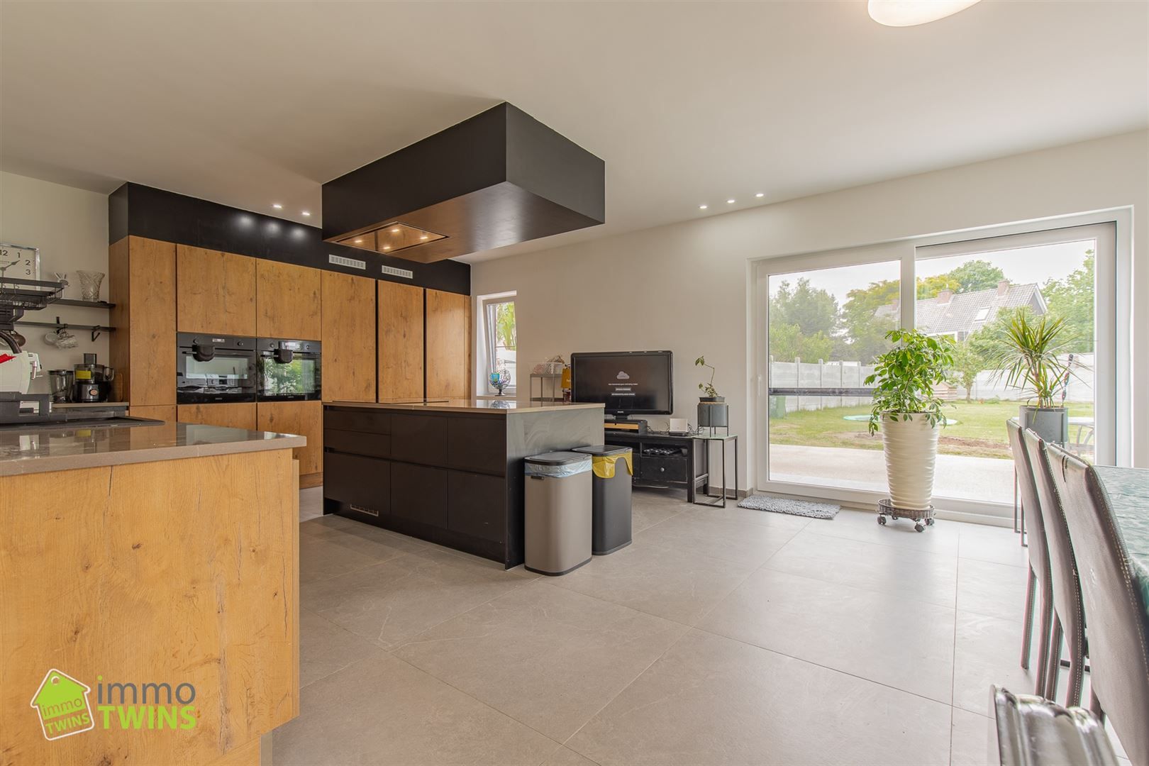 Instapklare gezinswoning  met 5 slaapkamers en een ruime zonnige tuin. foto 7