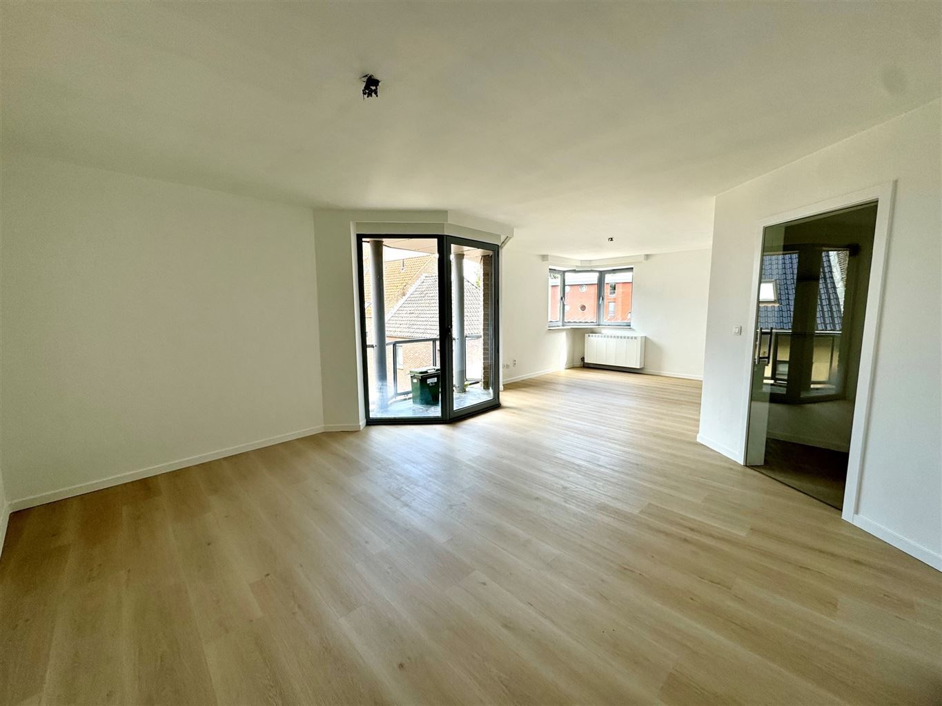 Gerenoveerd 2-slaapkamer appartement met terrasje op een toplocatie nabij de Markt van Maaseik. foto 1