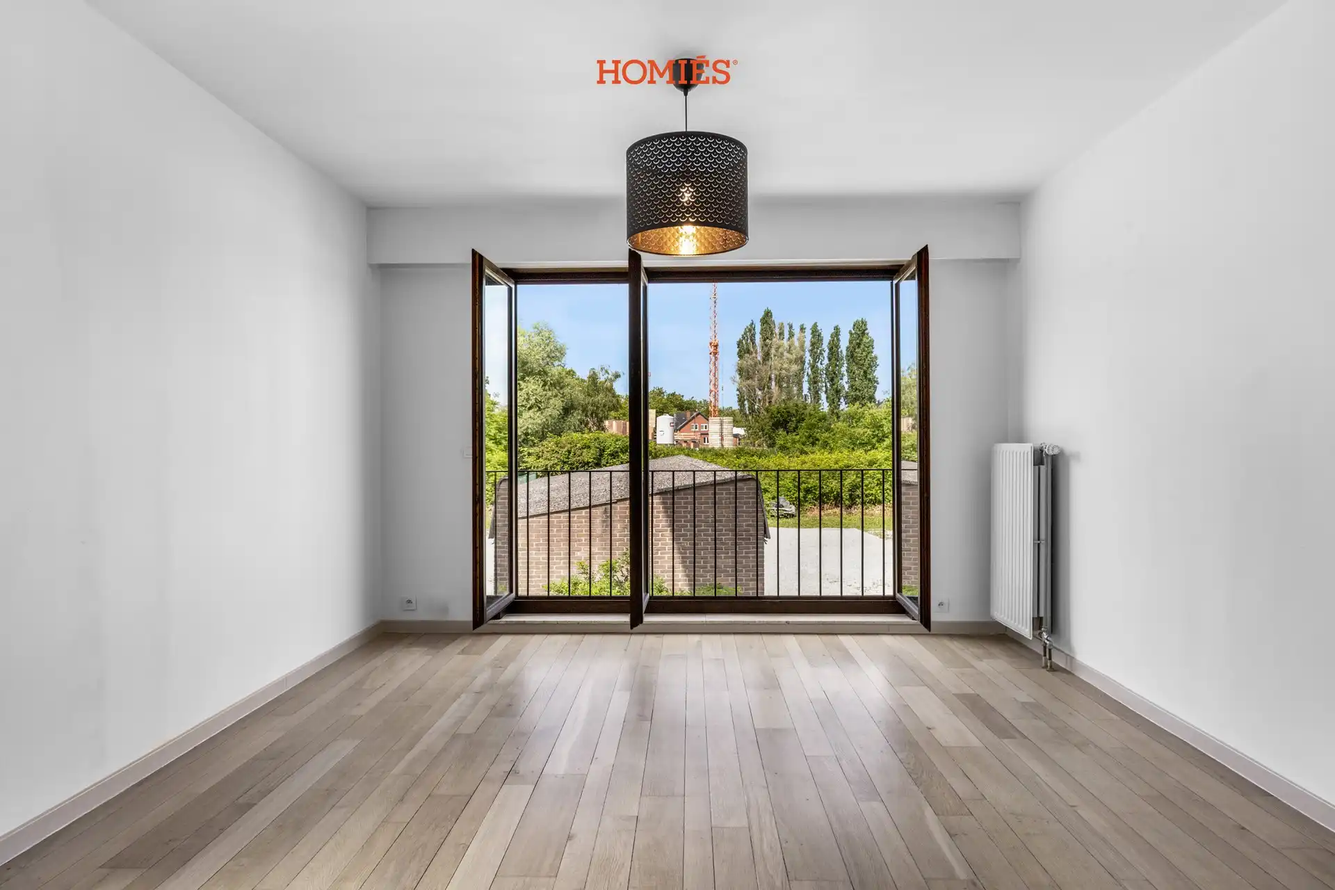 Instapklaar en vernieuwd 2-slaapkamerappartement met garage foto 2