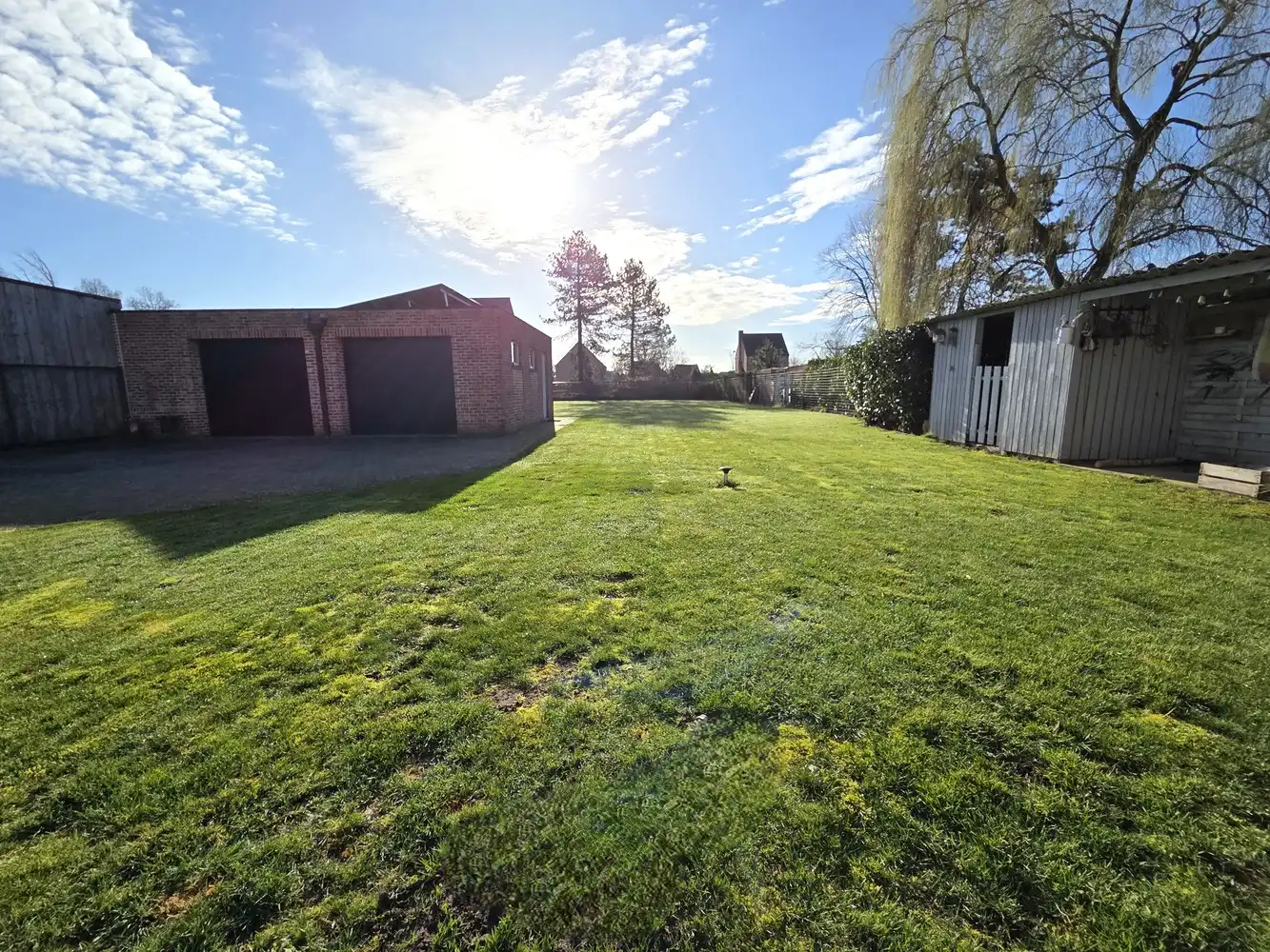 Zeer ruime gezinswoning, 4 slaapkamers, volledig onderkelderd met dubbele garage als bijgebouw foto 3