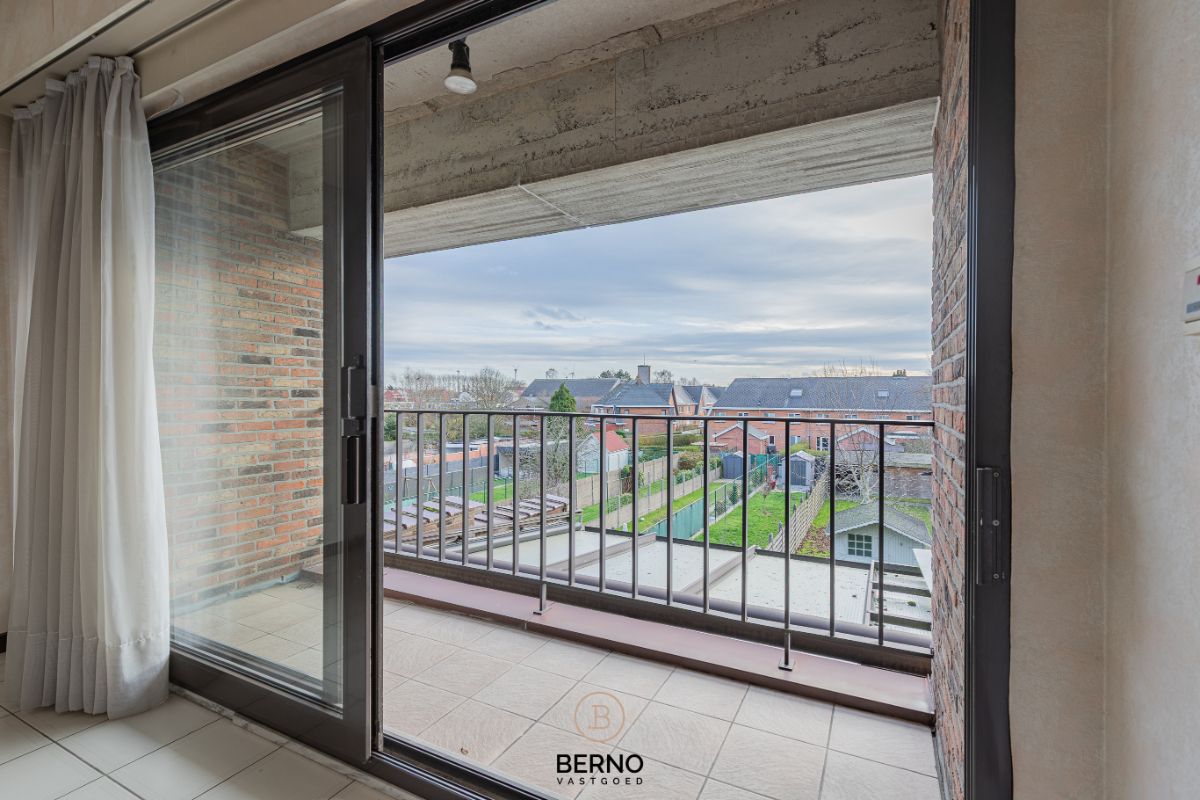 Building met praktijkruimte en 2 appartementen op commerciële locatie foto 15