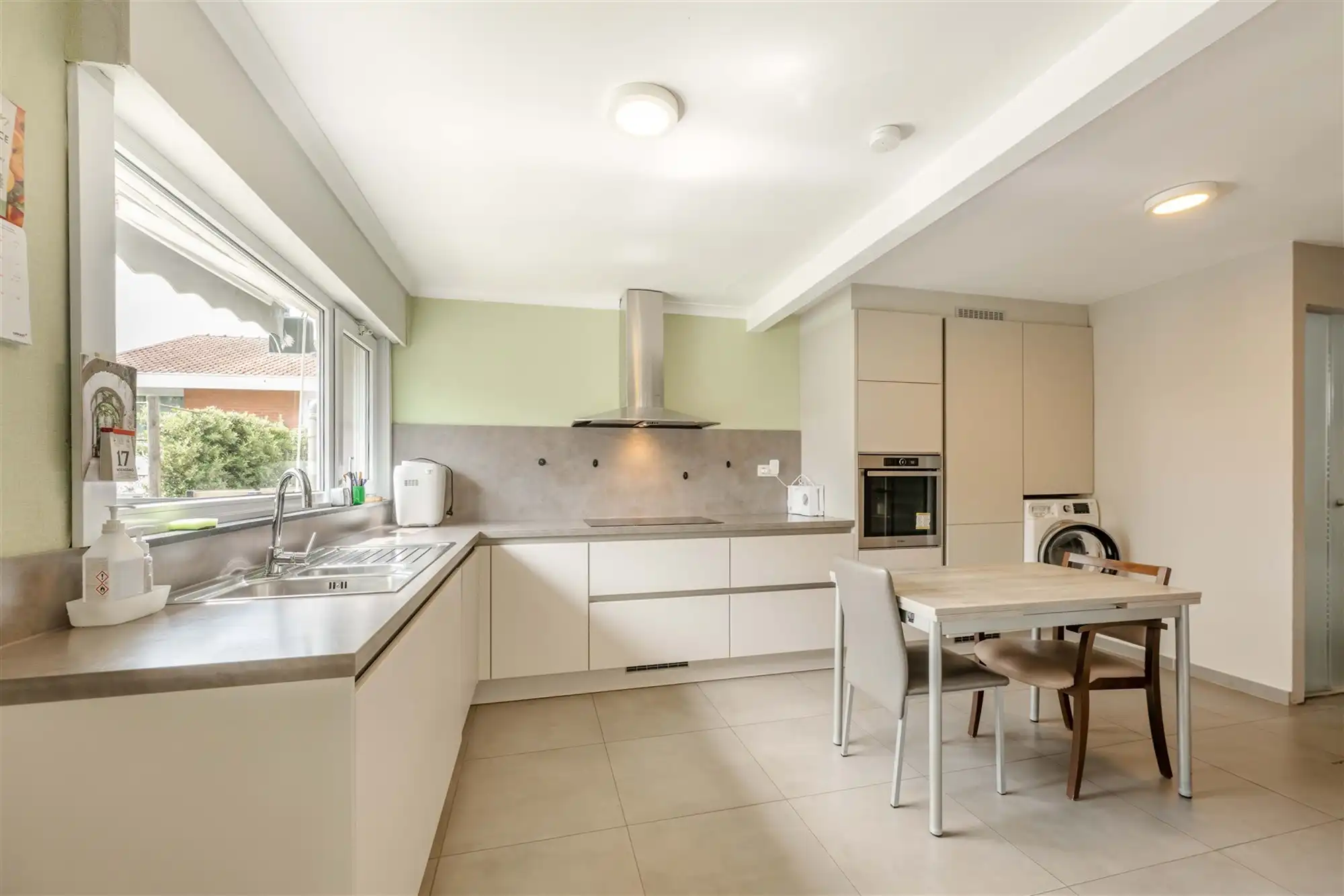 Halfopen woning met 4 slaapkamers, garage en zongerichte tuin foto 8