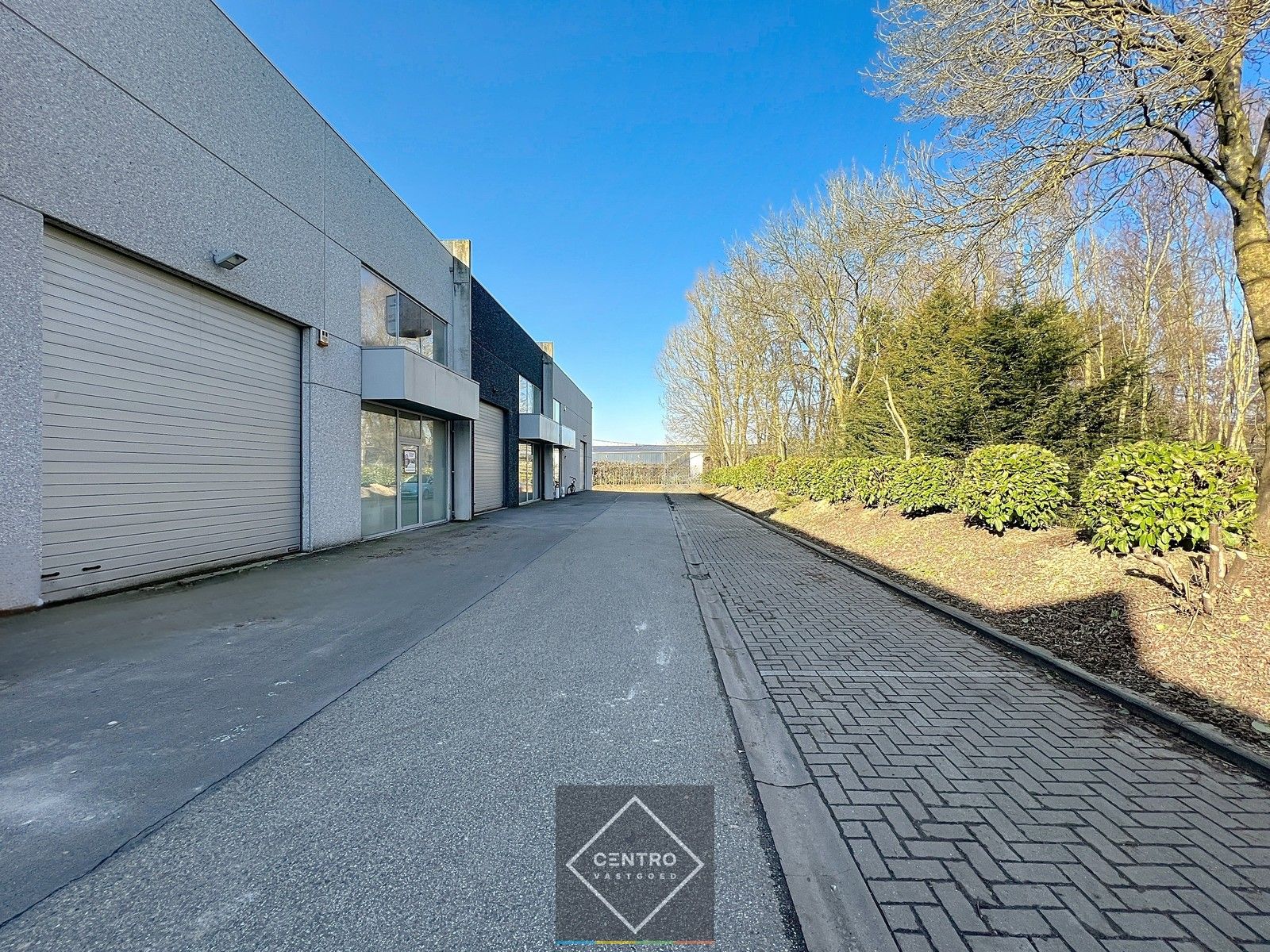 Instapklaar BEDRIJFSGEBOUW (°2014), bestaande uit MAGAZIJN met mezzanine. Parkeerplaatsen op het terrein. Industriezone Beveren! foto 2