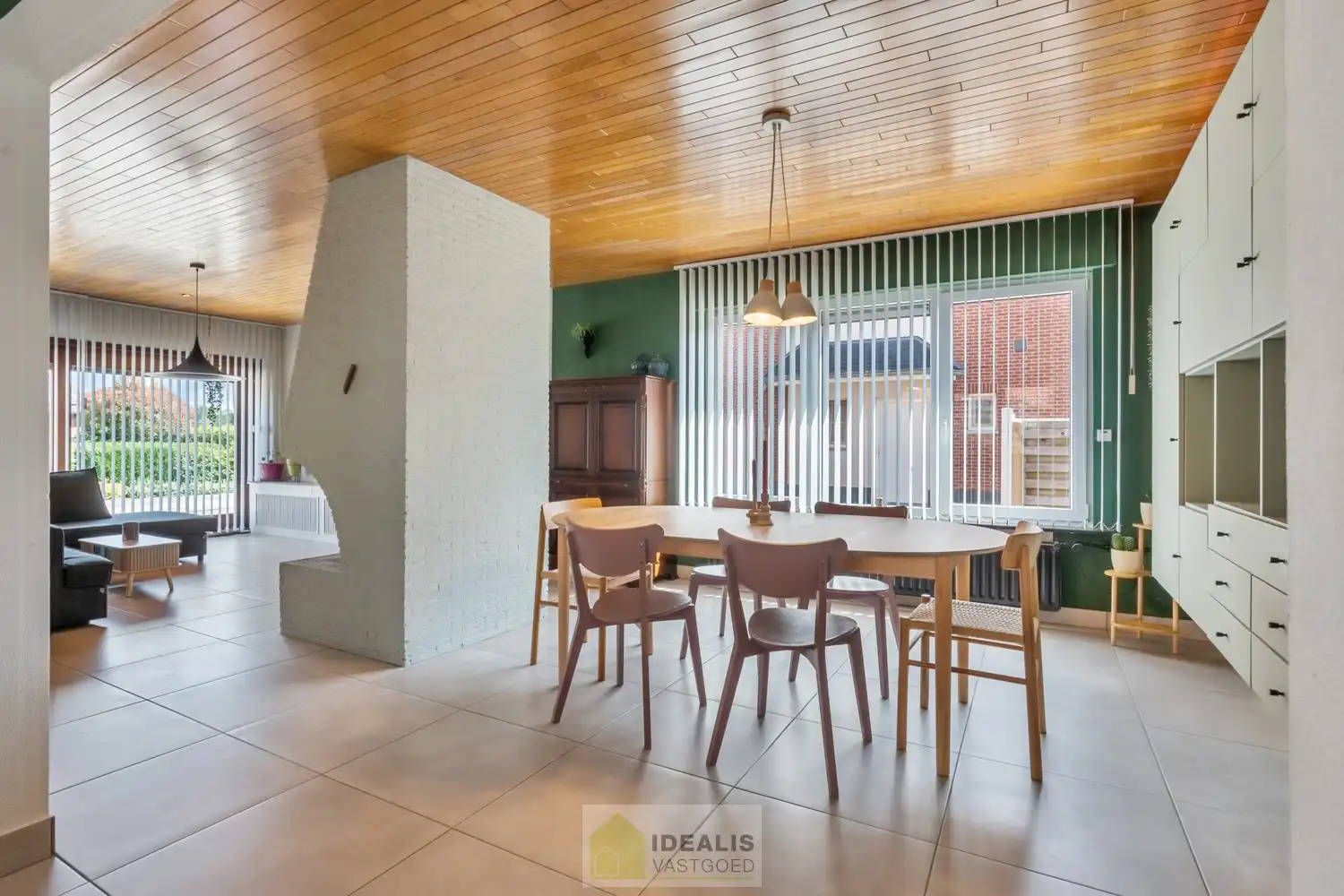 IDEALIS VASTGOED – EENGEZINSWONING MET EEN KNAPPE LEEFRUIMTE MET OPEN HAARD EN AANSLUITEND OPEN MODERNE KEUKEN, EEN HEERLIJKE VERANDA, MOGELIJKHEID TOT 4 SLAAPKAMERS, 2 BADKAMERS, 2 GARAGES EN EEN RUIM WERKHUIS MOMENTEEL INGERICHT ALS LOUNGERUIMTE, VOLLEDIG AANGELEGD MET EEN KNAPPE TUIN OP EEN PERCEEL VAN 8A 65CA! Deze ruime gezinswoning omvat +- 204m² netto bewoonbare oppervlakte met een aangename woonkamer bestaande uit zit-en eetgedeelte, een open moderne keuken, veranda, mogelijkheid tot 4 slaapkamers en 2 badkamers. Momenteel is de woning ingericht als 2 aparte woongelegenheden. Tevens beschikt de woning over een apart garagegebouw bestaande uit 2 garages met achterliggend een werkhuis momenteel ingericht als loungeruimte. Een unieke kans voor kandidaten op zoek naar een ééngezinswoning voorzien van alle faciliteiten op een fijne locatie tussen de centra van Oudsbergen, Bocholt, Bree en Peer! De huidige eigenaar heeft reeds een nieuw dak aangekocht. Dit wordt geplaatst voor de... foto 12