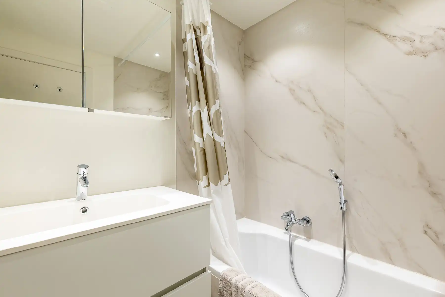 Gerenoveerd en gemeubeld appartement op toplocatie - Open zicht foto 11