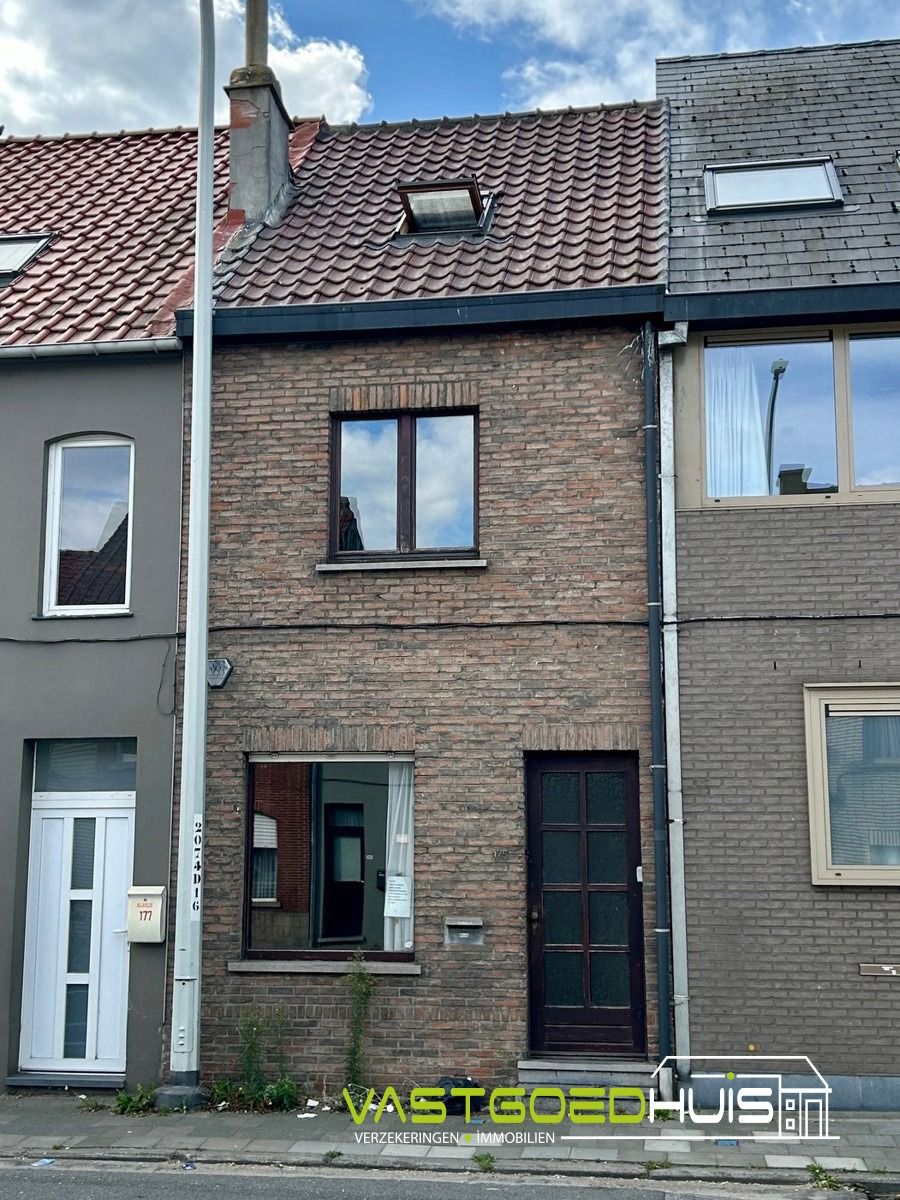 Te renoveren gezinswoning met garage en tuin foto 2