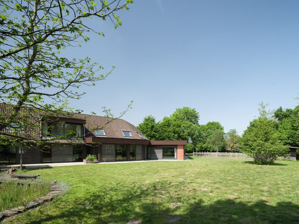 Vrijstaande woning met prachtige tuin en uitzonderlijk bouwvolume (424 m²), omringd door groen foto 2