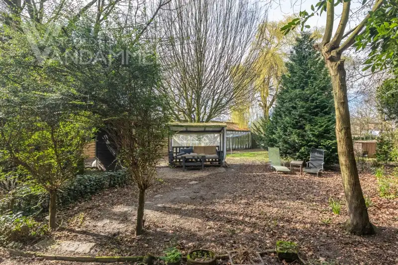 Magazijn/LOFT van +/- 300m² op een totale oppervlakte van 1826m² gelegen in woongebied. Mogelijkheid tot maken van grote loft/ 2 woningen/ ....onder voorbehoud goedkeuring stedenbouw! foto 10