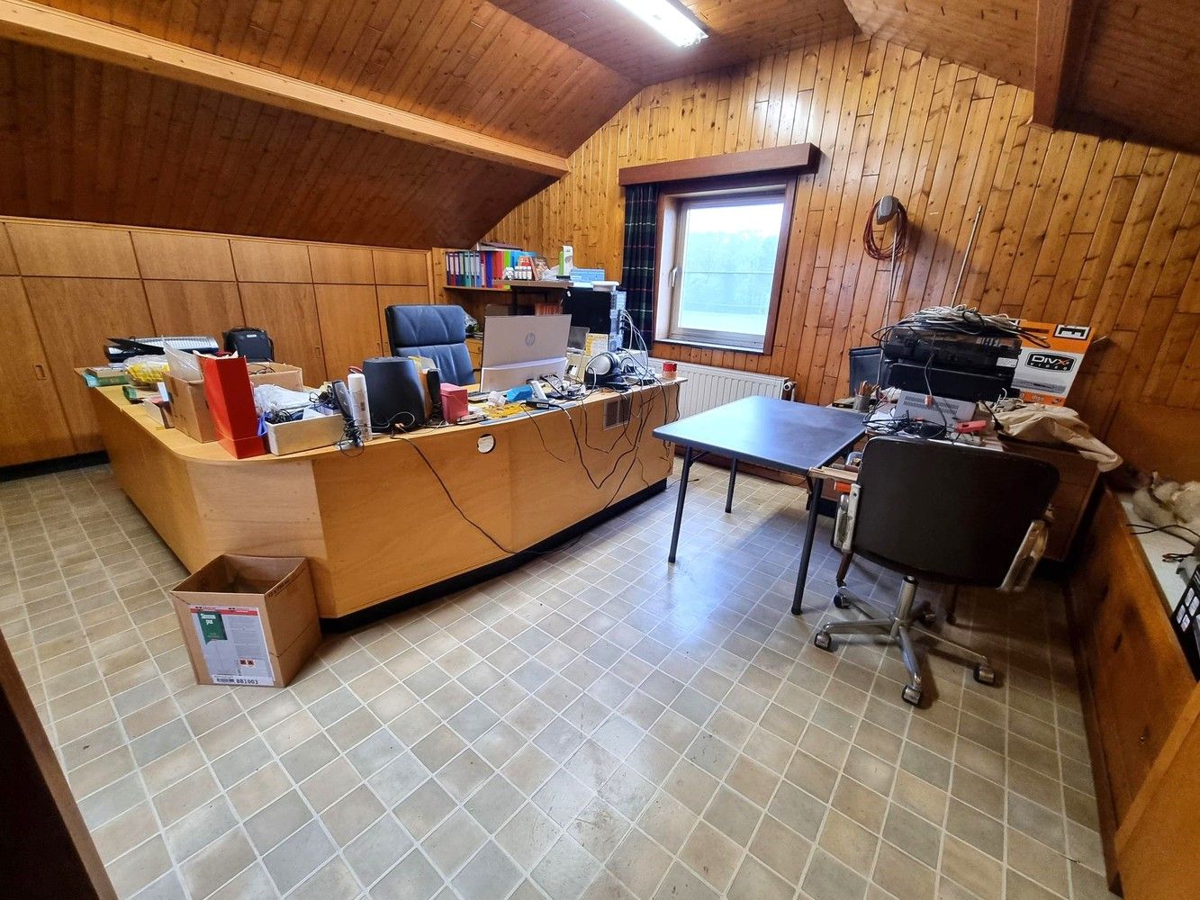 Zeer ruime woning met 6 slaapkamers, 2 woonkamers, 2 keukens, inpandige garage en groot bijgebouw. foto 16