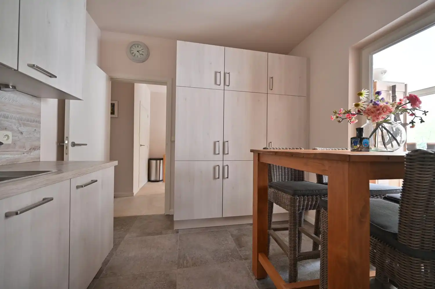 Exclusieve, compleet ingerichte bungalow op unieke bosrijke ligging, met prachtig overdekt terras en ruime kelder foto 22