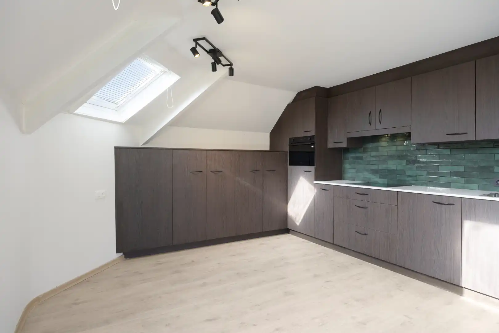  Ruim gerenoveerd appartement met 3 slpks en ruime zolderverdieping nabij het centrum foto 3