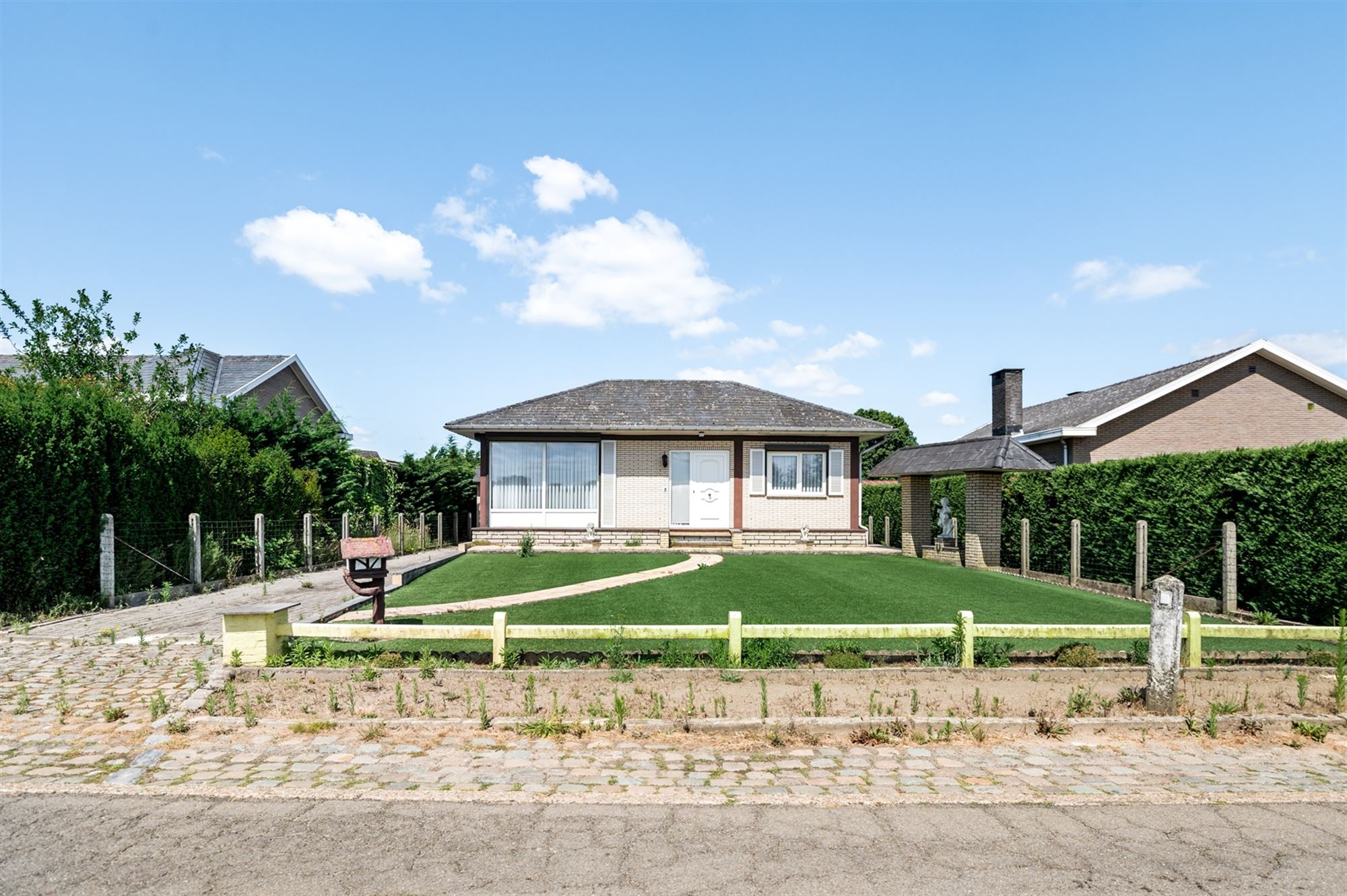 Bouwgrond met af te breken of grondig te moderniseren woning te Putte foto {{pictureIndex}}