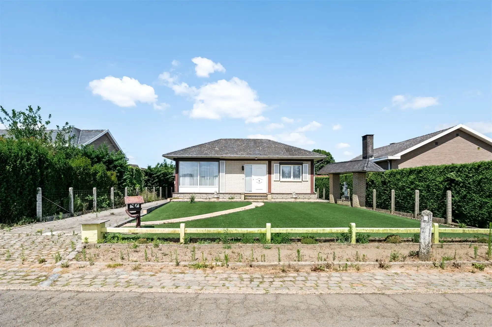 Bouwgrond met af te breken of grondig te moderniseren woning te Putte foto {{pictureIndex}}