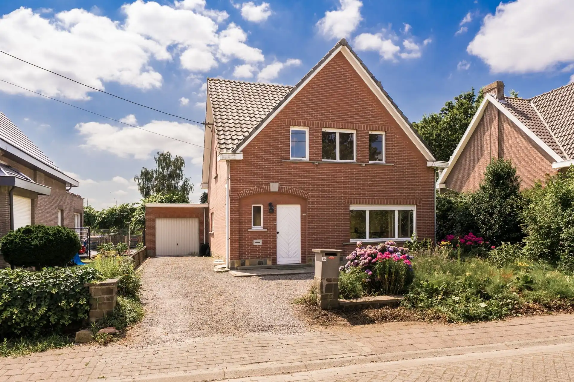 Hoofdfoto van de publicatie: Te renoveren woning op toplocatie!