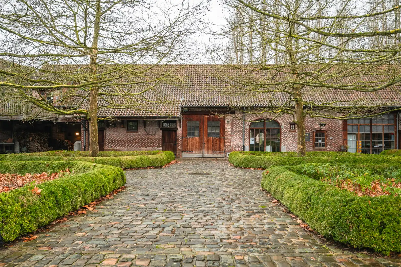 Unieke vierkantshoeve op uitgestrekt domein, geschikt voor diverse doeleinden  foto 7