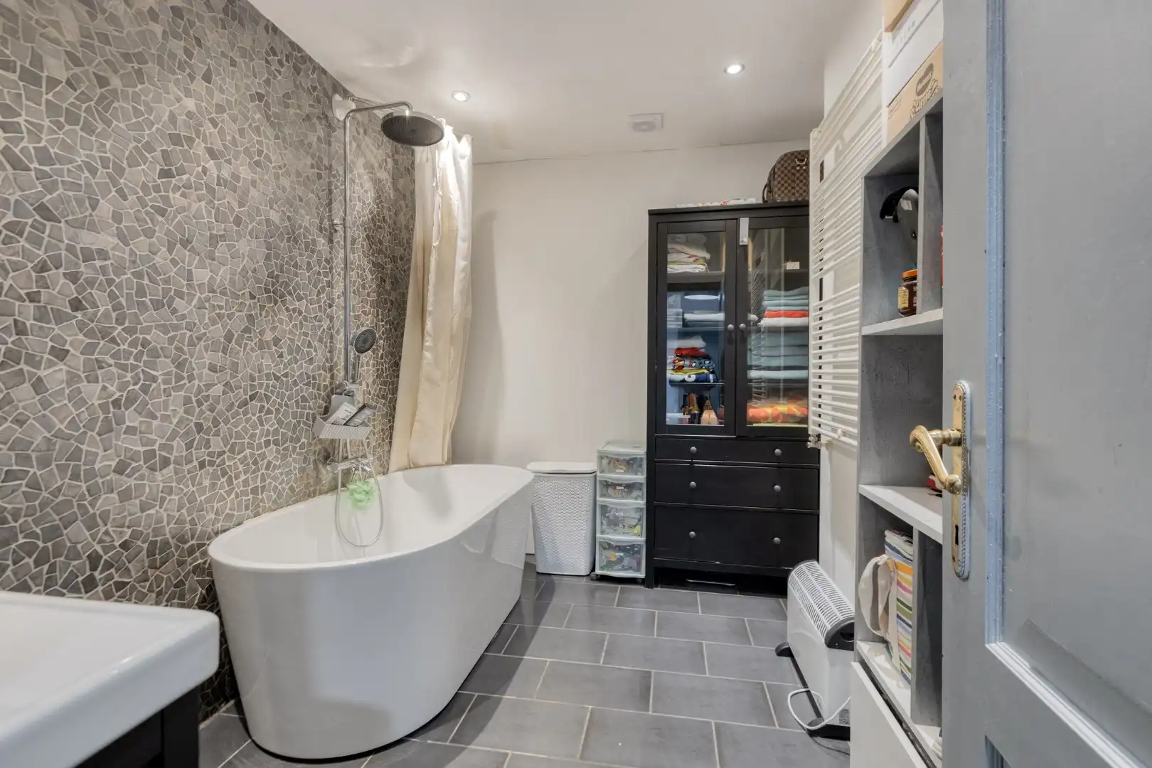 Gerenoveerde woning met 4 slaapkamers gelegen kortbij het centrum foto 14