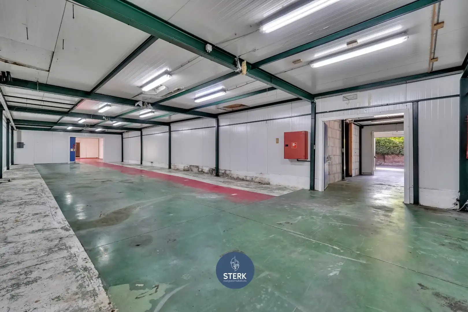 VEELZIJDIGE HANDELSRUIMTE + APPARTEMENT MET RUIME LOODS IN CENTRUM LANAKEN !  foto 2