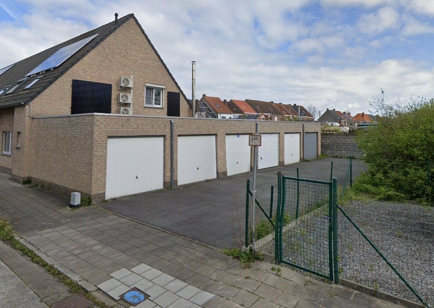 Gesloten garagebox op gunstige locatie foto {{pictureIndex}}