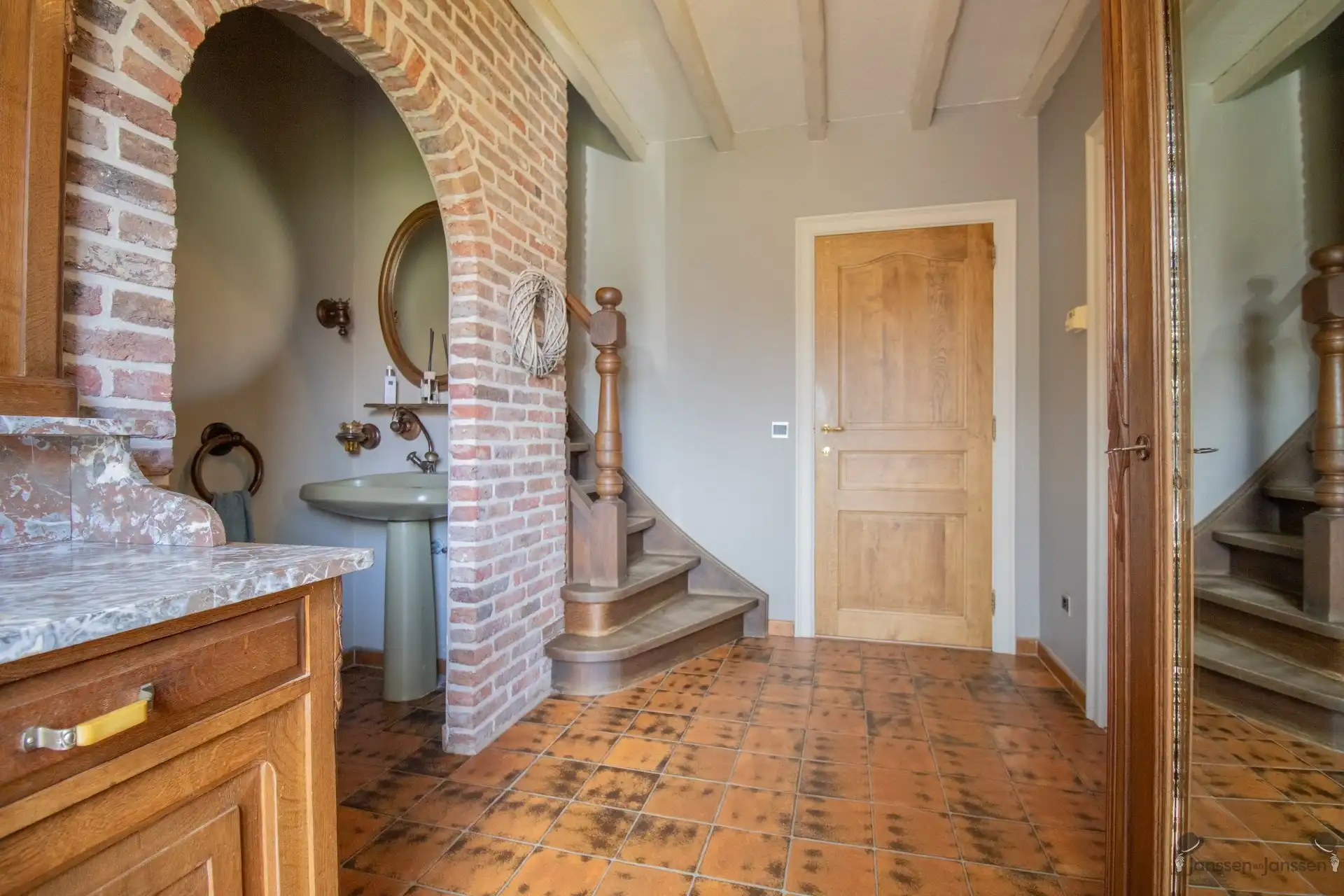 Ruime woning met min. 3 slaapkamers, polyvalente zolderruimte van 60 m² en zwembad foto 7
