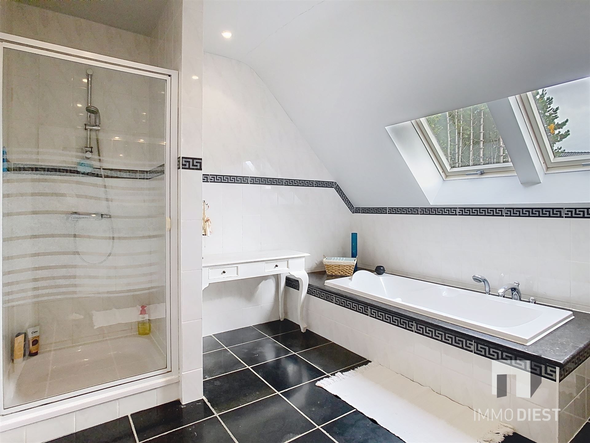 Ontdek deze solide, karaktervolle woning in Veerle met een zeer gunstige ligging op 10 are. foto 23
