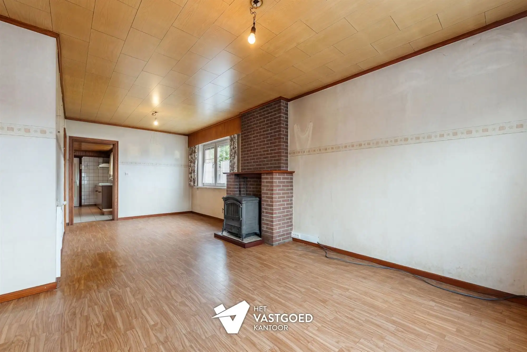 CHARMANTE TE RENOVEREN WONING, RUSTIG GELEGEN OP EEN RUIM PERCEEL VAN 11 ARE. foto 6
