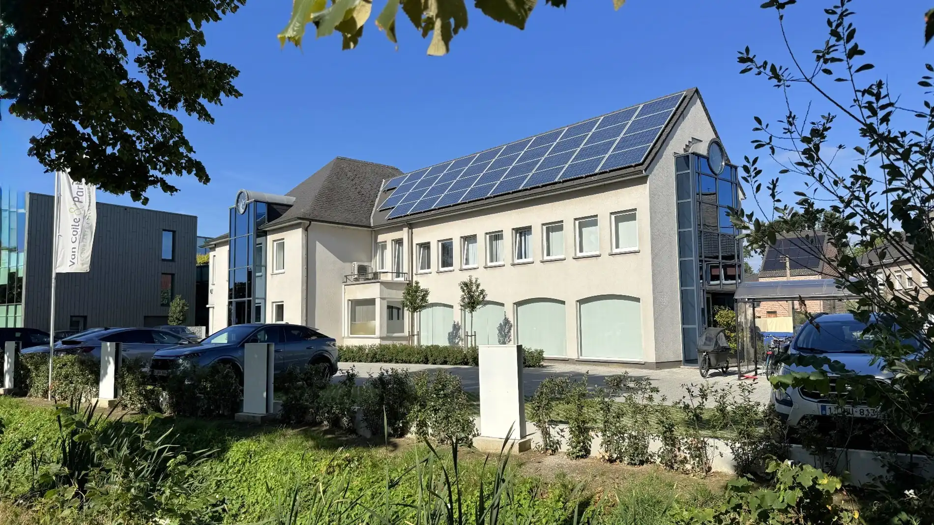 Standalone kantoorgebouw te huur nabij E40 in Drongen foto {{pictureIndex}}