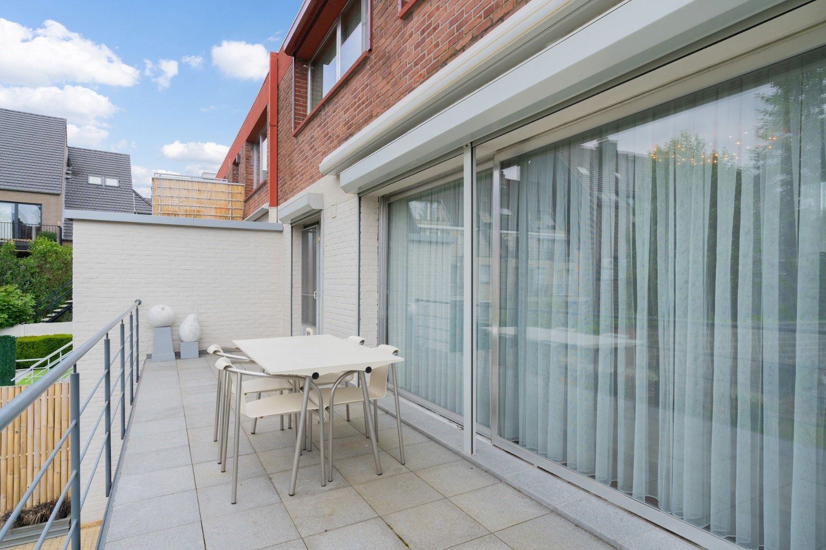 Bijzonder ruime en zeer nette stadswoning met garage en tuin op een steenworp van de Markt foto 14