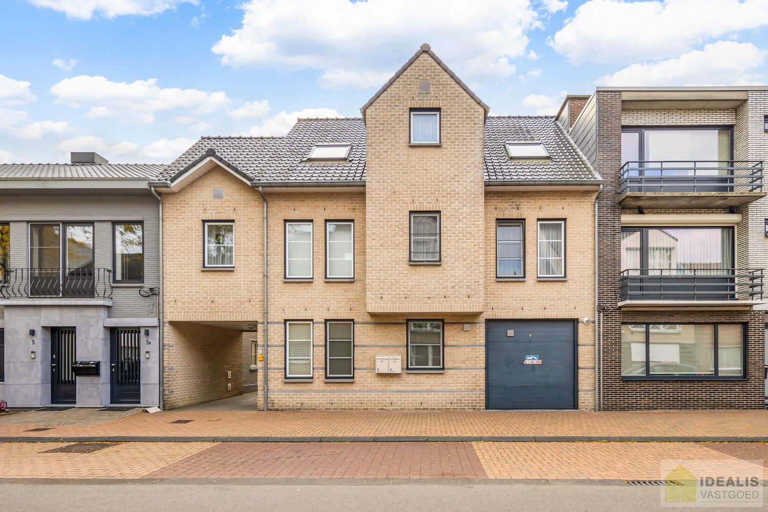 IDEALIS VASTGOED – RUIM INSTAPKLAAR APPARTEMENT IN KLEINSCHALIGE RESIDENTIE MET LICHTRIJKE LEEFRUIMTE, OPEN KEUKEN, HEERLIJK OVERDEKT TERRAS, 3 SLAAPKAMERS, BADKAMER, FIJNE WASPLAATS/BERGING EN INPANDIGE GARAGE OP EEN UITERST GUNSTIGE LOCATIE MIDDEN IN HET CENTRUM VAN PELT!! ZEER GESCHIKT VOOR KANDIDATEN OP ZOEK NAAR INSTAPKLAAR APPARTEMENT foto {{pictureIndex}}