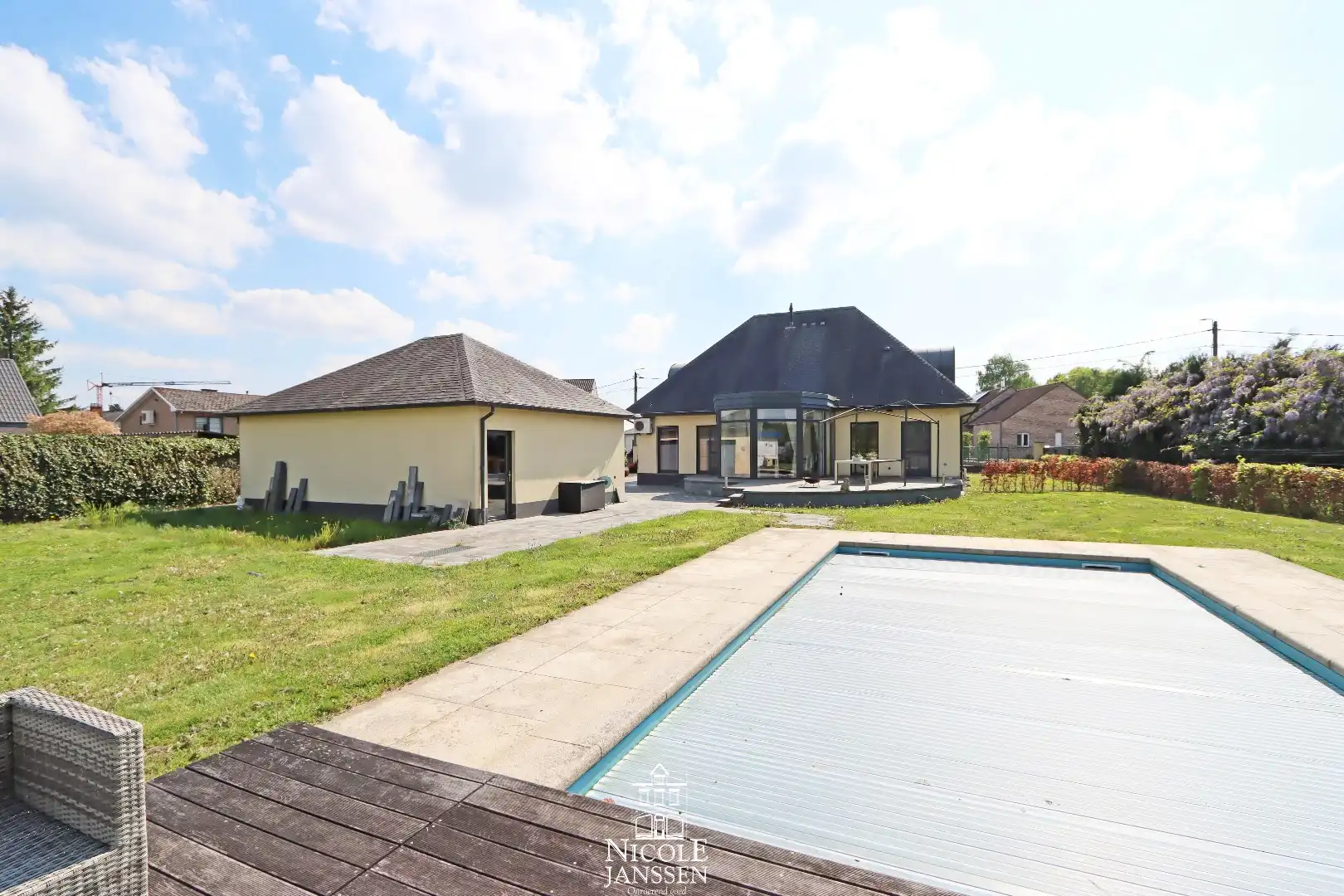 Vrijstaande ruime woning met dubbele garage en grote tuin met zwembad foto 33