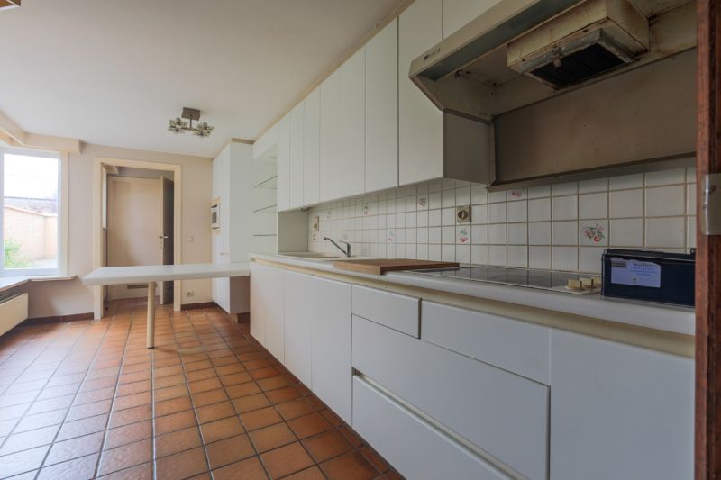 Te moderniseren woning met 2 ruime slaapkamers (4 mogelijk) en tuin (terras), mogelijkheid om garage bij te kopen. foto 3