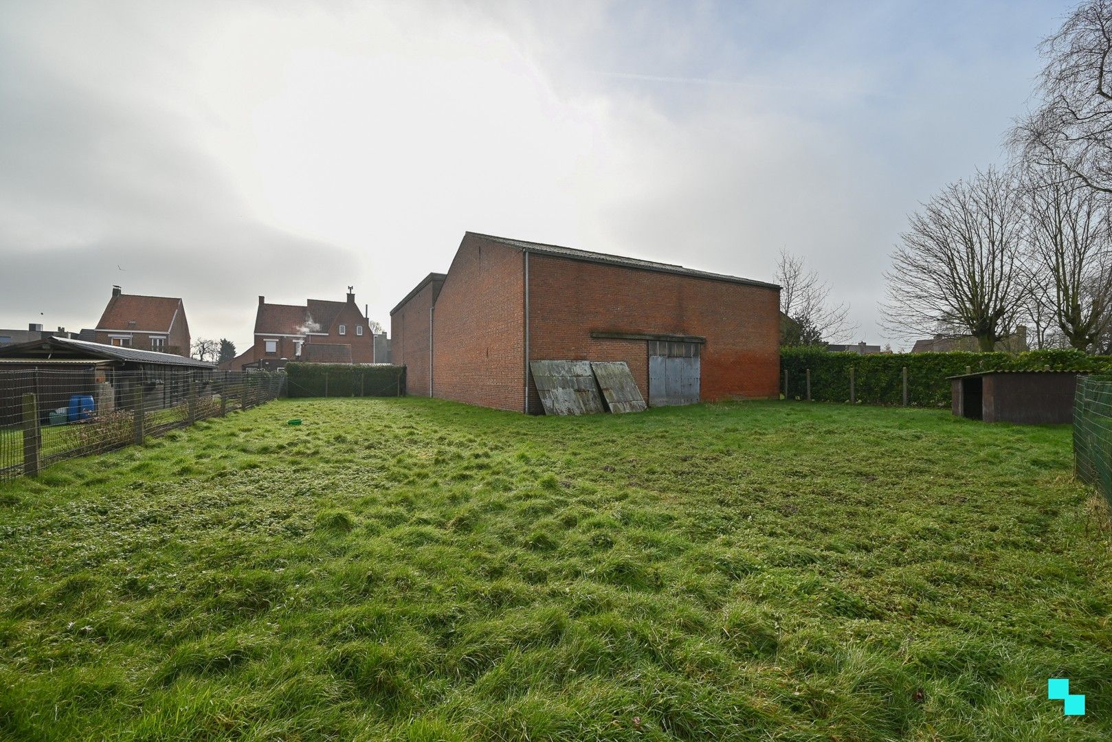 Ruime opslagplaats met voorliggende parkeerplaats te Izegem, Bosmolens foto 4